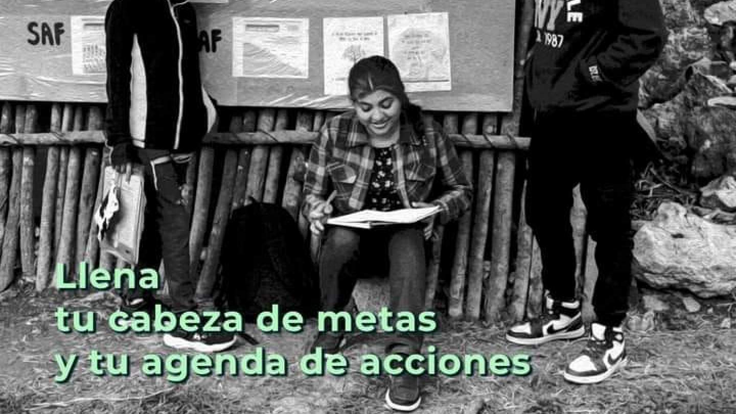 Las PlazasComunitarias son lugaress donde las personas se reúnen para estudiar y aprender.