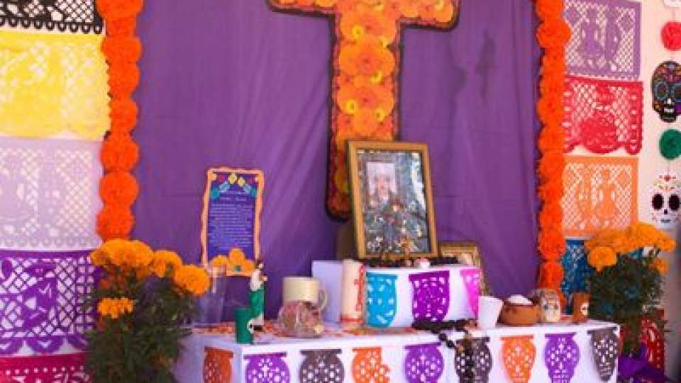 Honra personal de ISEA tradiciones con concurso de Altares de Día de Muertos