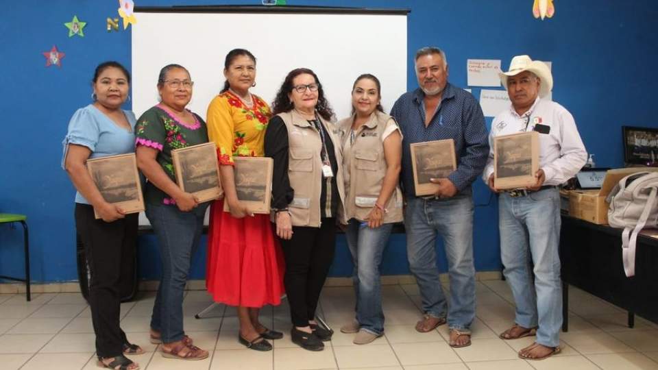 Se reúne Mary Carrazco con el equipo de personas responsables de la elaboración del Módulo 3 de Alfabetización Indígena Bilingüe en lengua Yaqui en Vicam, Sonora y entrega Módulo 1, también en lengua yaqui, de esta vertiente.