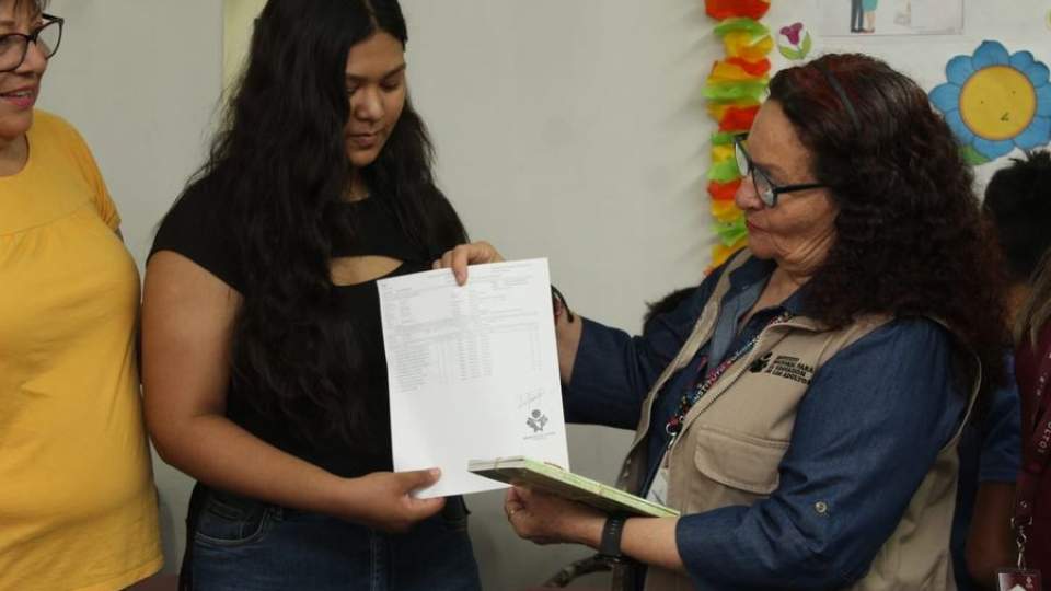 Entrega Mary Carrazco directora general del ISEA, certificado de secundaria a Milagros Olivas Araujo, durante su visita a las plazas comunitarias en ciudad obregón.