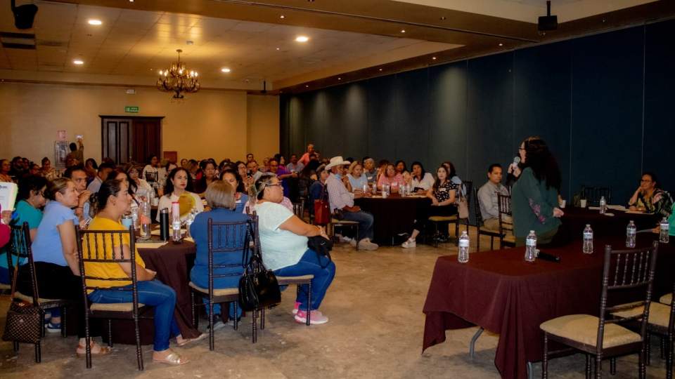 Continúa el Encuentro Estatal “Compartiendo Saberes y haceres” con personal de las coordinaciones de zona y dirección general.