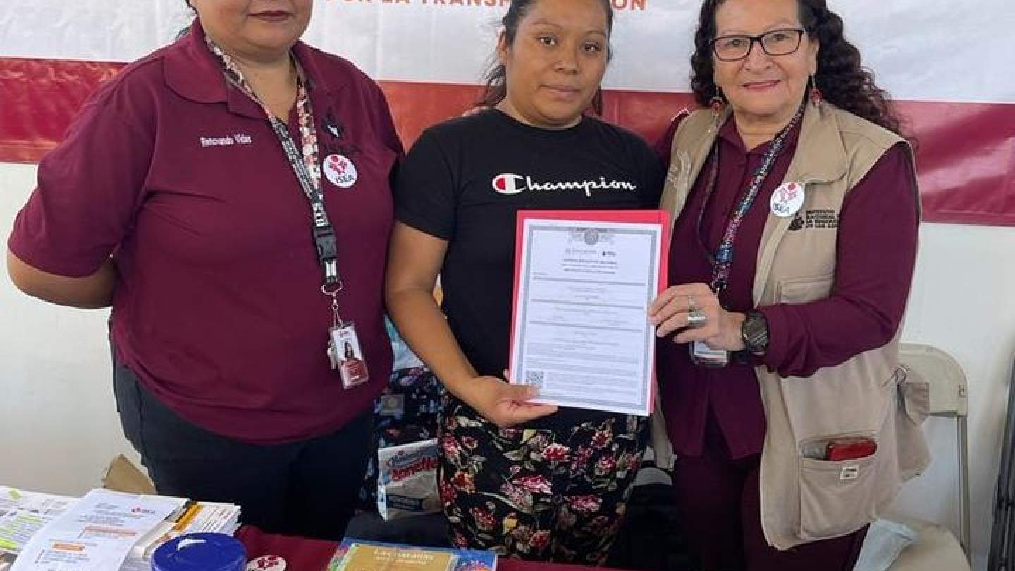 Mary Carrazco  directora general del ISEA, hace entrega de Certificados de Primaria a Laura Iraís Martínez Hernández y a Mayra vianey Susunaga Alcantar en Nogales, Sonora.