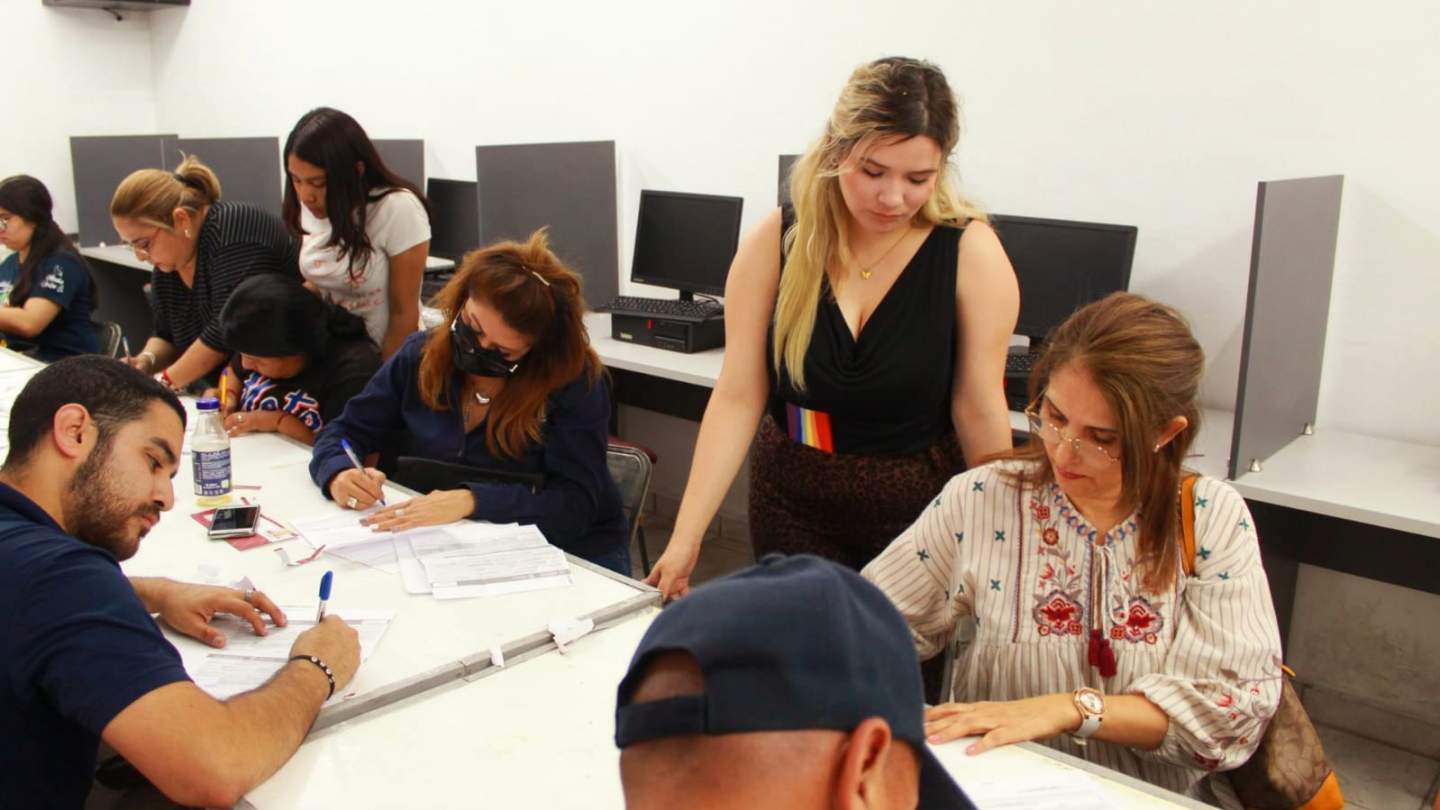 #PrepaISEA les recuerda a las y los que fueron beneficiados con las Becas Benito Juárez en Hermosillo, que mañana 29 de abril es el último día para el registro y entrega de tarjetas bancarias para su cobro, te esperamos.