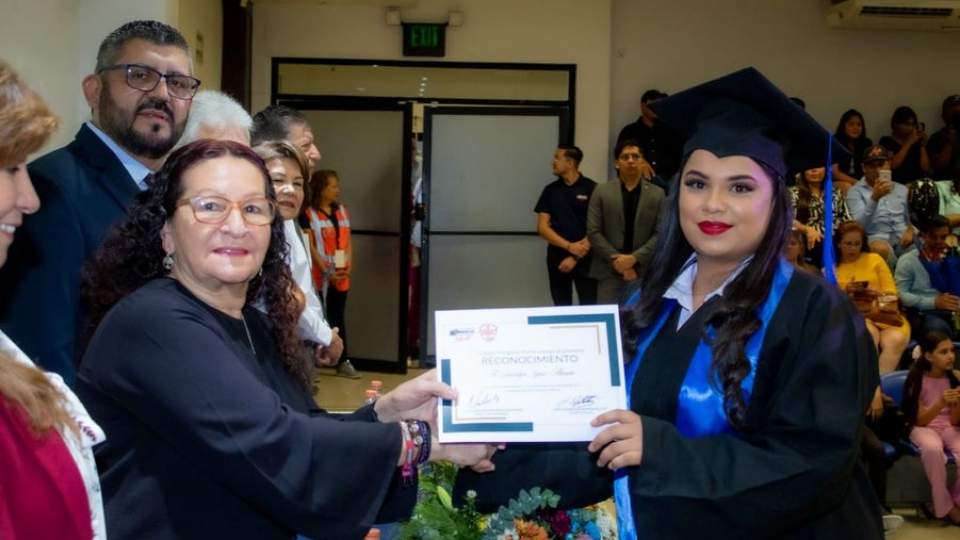 Entrega ISEA certificados de preparatoria abierta a estudiantes del Colegio Progreso Norte