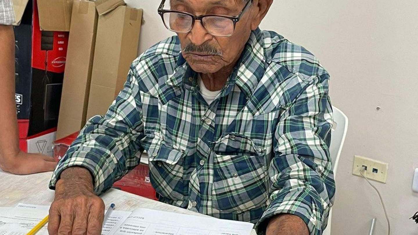 Nunca es tarde para aprender dicen &quot;Ángel de 92 años y don Ramón de 76,&quot; quienes presentaron su examen de reconocimiento de saberes en el Banco de Alimentos.