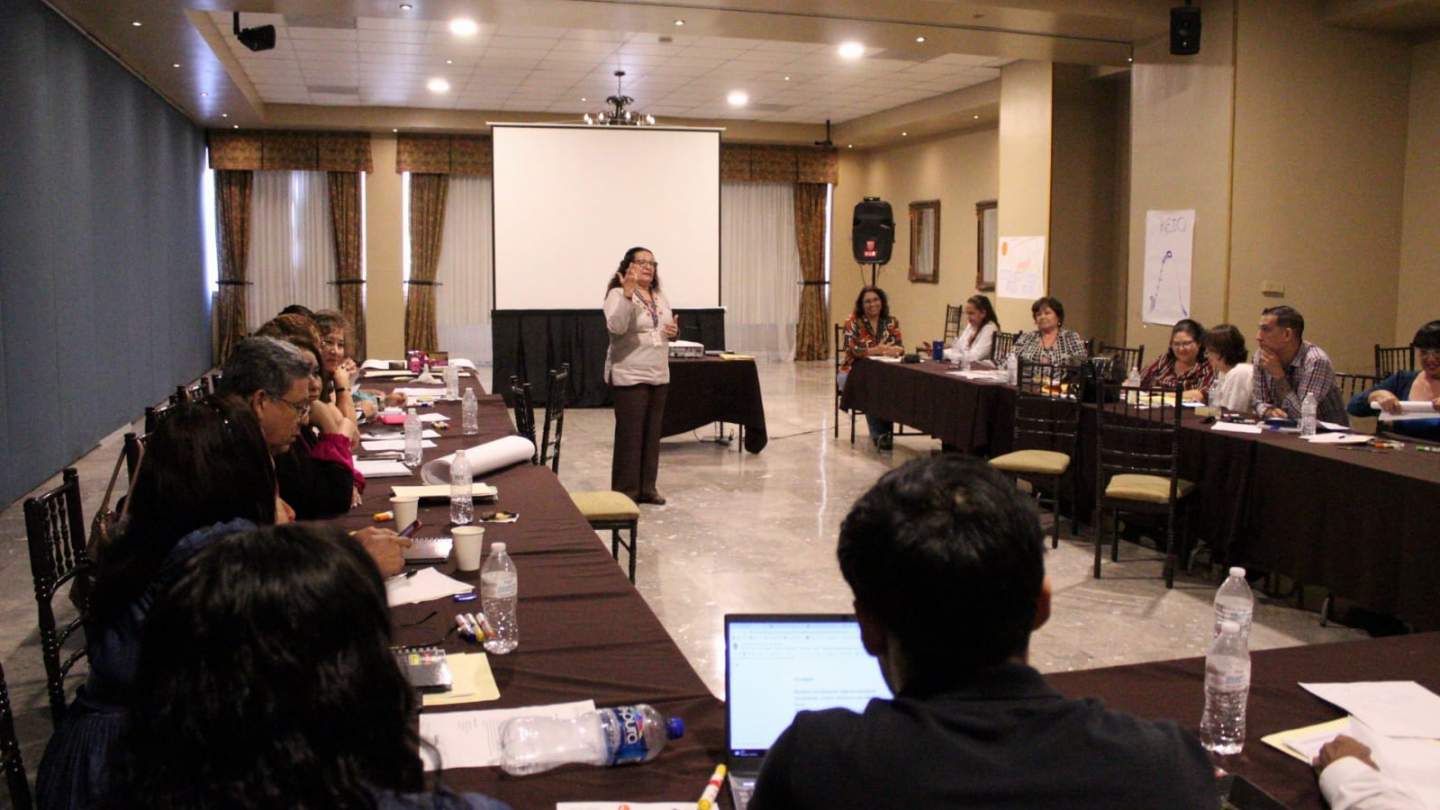 La Directora General del Instituto Sonorense de Educación para los Adultos (ISEA) Mary Carrazco, promueve que personal de la institución esté lo mejor capacitado posible para que contribuya al objetivo de abatir el rezago educativo en la entidad.