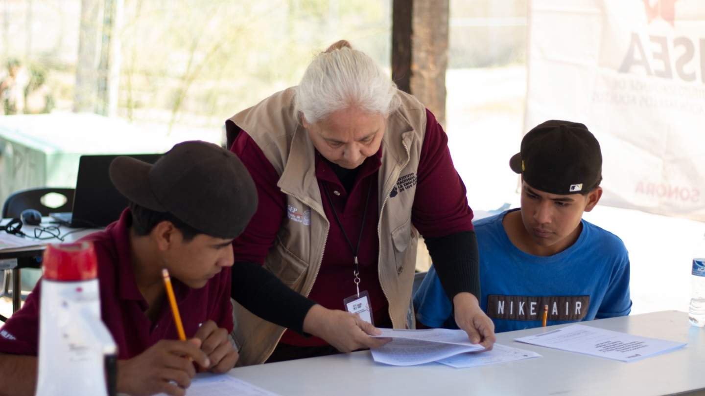 Jornada de Incorporación y Aplicación de Exámenes se llevó a cabo este fin de semana en la colonia Villa Sureña donde participó la directora general del Instituto Sonorense de Educación para los Adultos(ISEA), Mary Carrazco y personal del instituto.