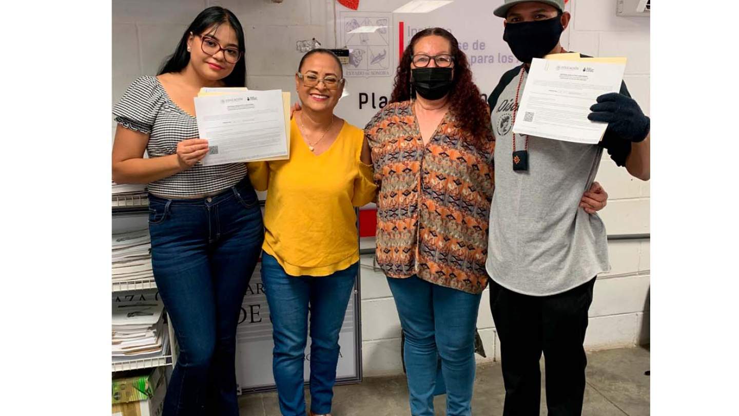 Mary Carrazco entrega certificados en Magdalena de Kino