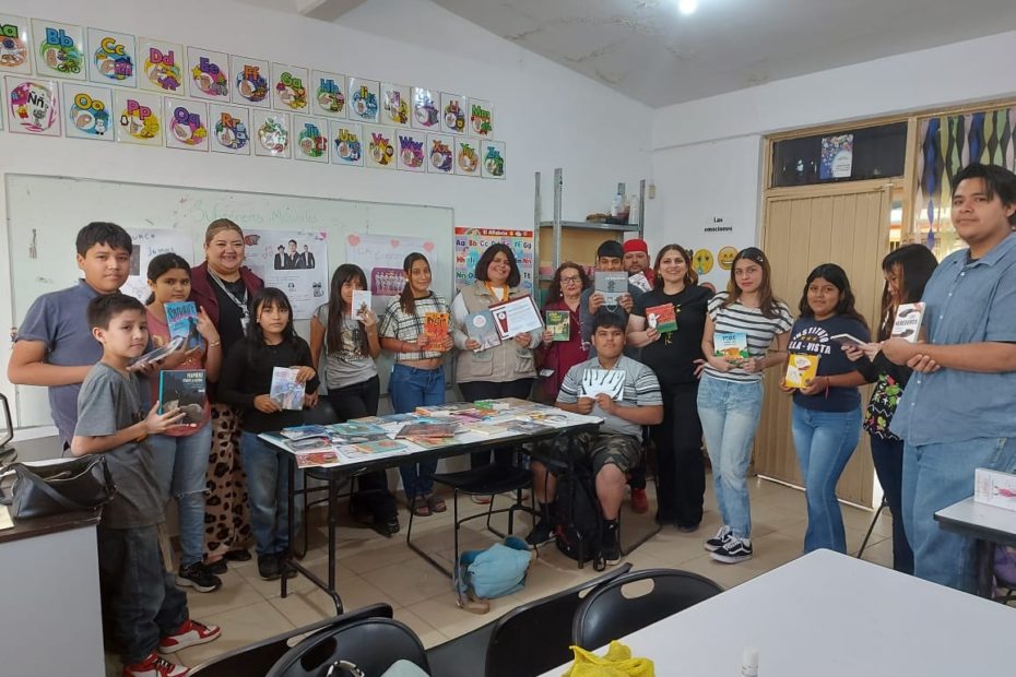 Directora gral del ISEA, Mary Carrazco, entrega material de apoyo del acervo bibliográfico del Fondo de Cultura Económica a Plazas Comunitarias con Círculos de Lectura.