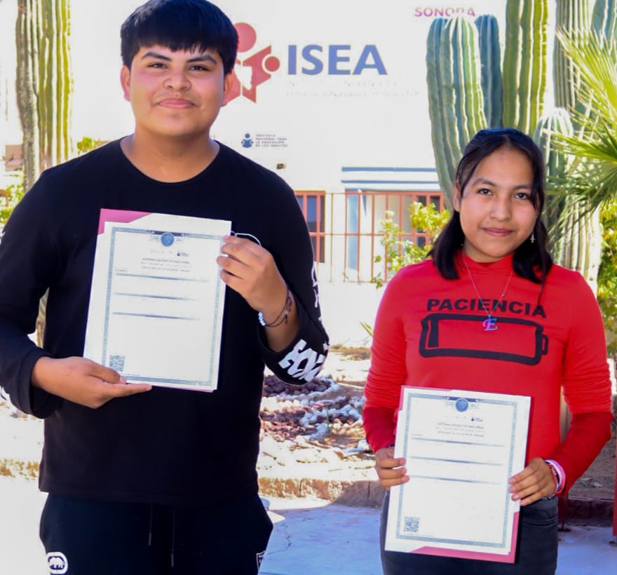 Reciben su certificado de Secundaria.