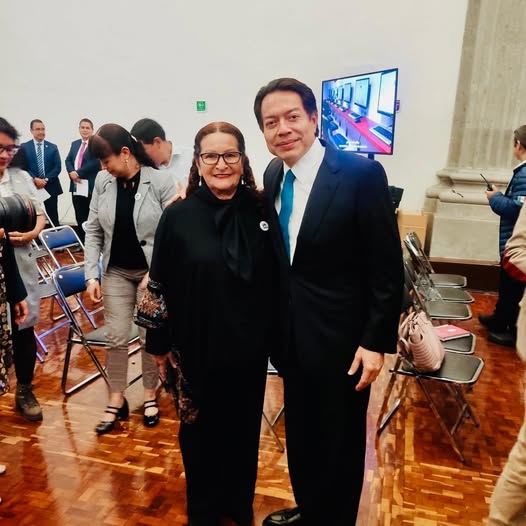 La titular del Instituto Sonorense de Educación para los Adultos (ISEA), Mary Carrazco junto al Secretario de Educación Pública (SEP), Mario Delgado Carrillo en el Foro Nacional: “Retos y perspectivas a 44 años del INEA”, en ciudad de México.