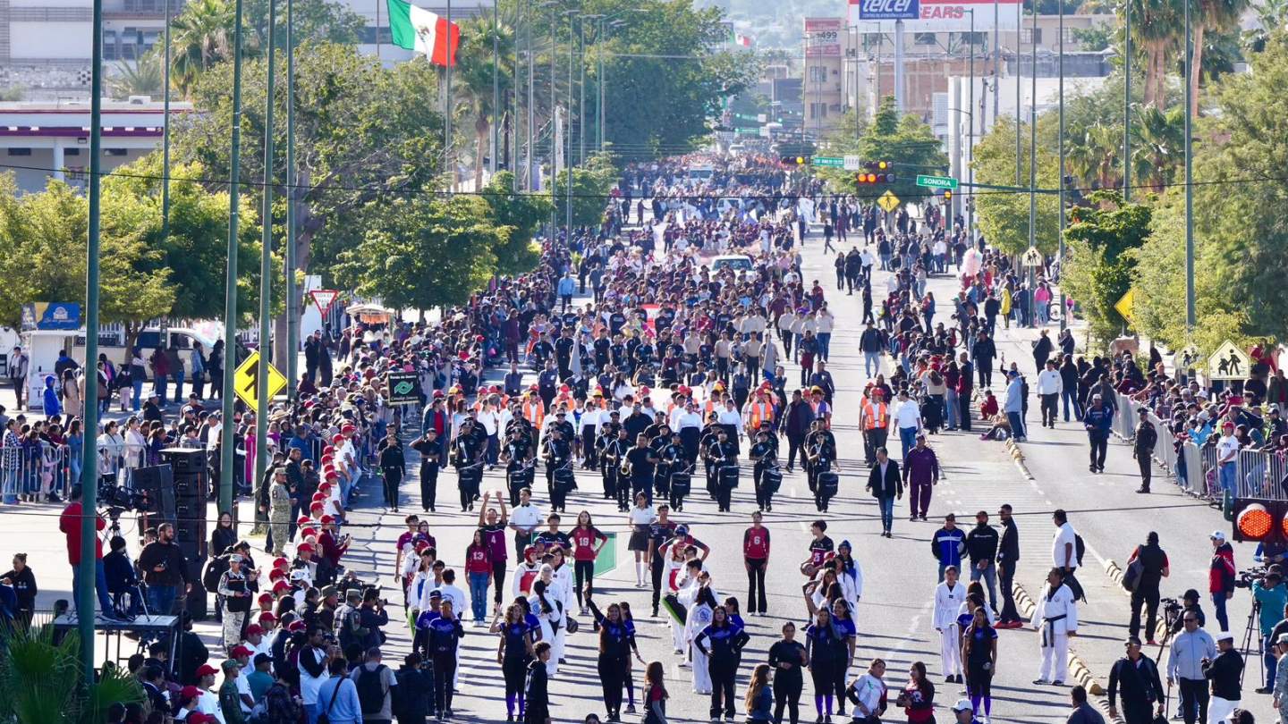 Gobernador Durazo acompaña a 5 mil jóvenes en el desfile por el 114 aniversario de la Revolución Mexicana 