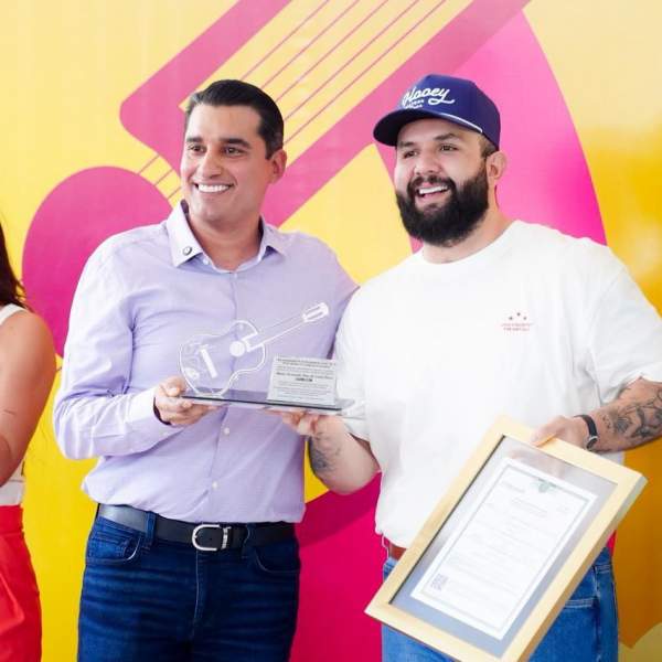 Reconoce Gobierno de Sonora a Carín León como exalumno distinguido de la secundaria General No. 4: SEC